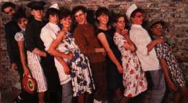 Bild von Andreas Dorau, seiner Band und den Marinas... zum Vergr&ouml;&szlig;ern bitte anklicken (32 KB)